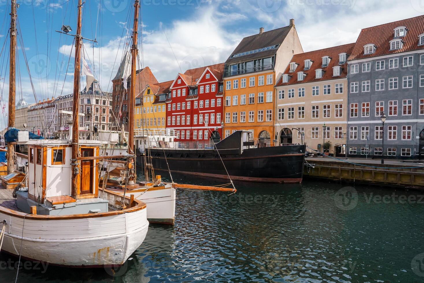 Copenhague puerto un ver de clásico barcos y vibrante de colores edificios foto