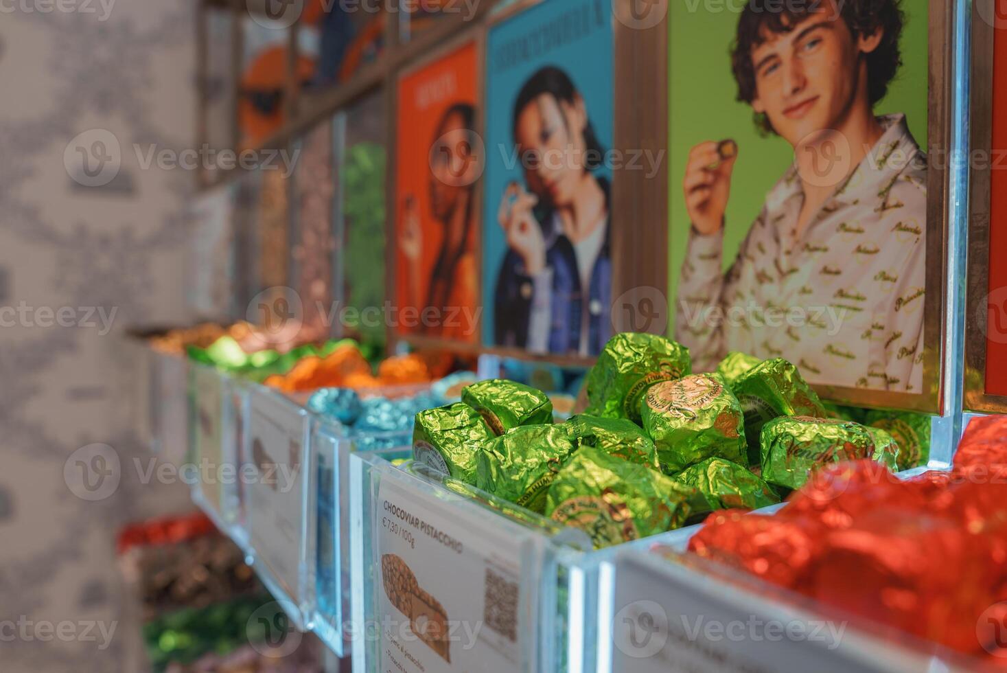 Venecia colección lujo caramelo Tienda interior con mujer modelo y clasificado dulces foto