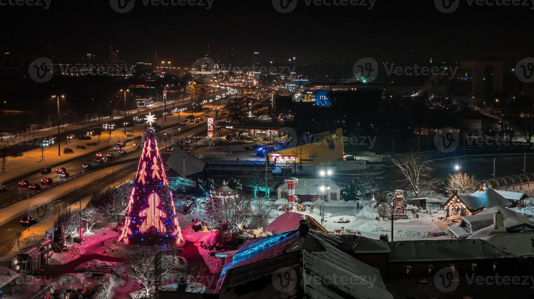 el más hermosa Navidad árbol en Europa situado en riga, Letonia foto