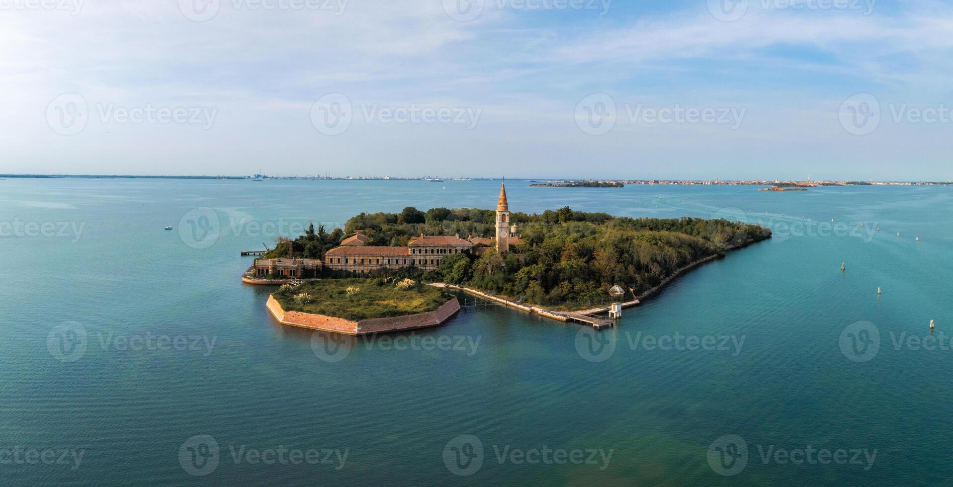 aéreo ver de el plagado fantasma isla de Poveglia en el veneciano laguna foto