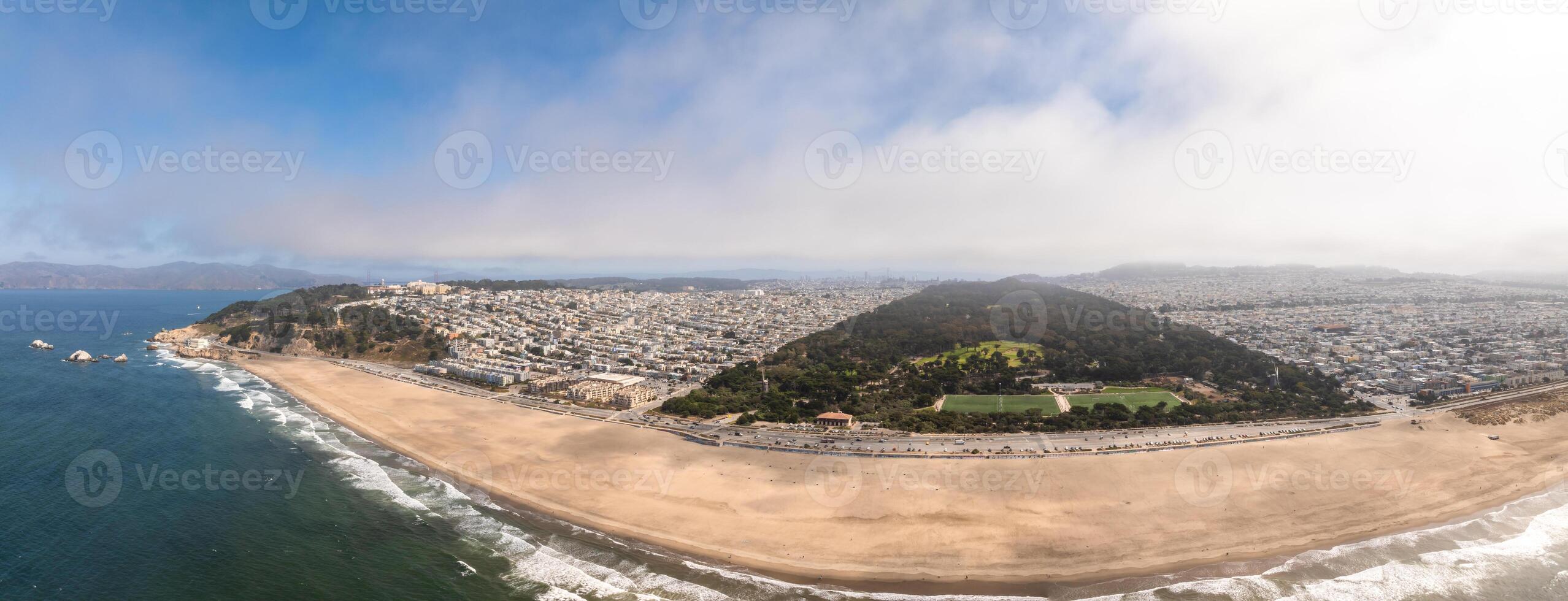 aéreo ver de el richmond y dorado portón parque. foto