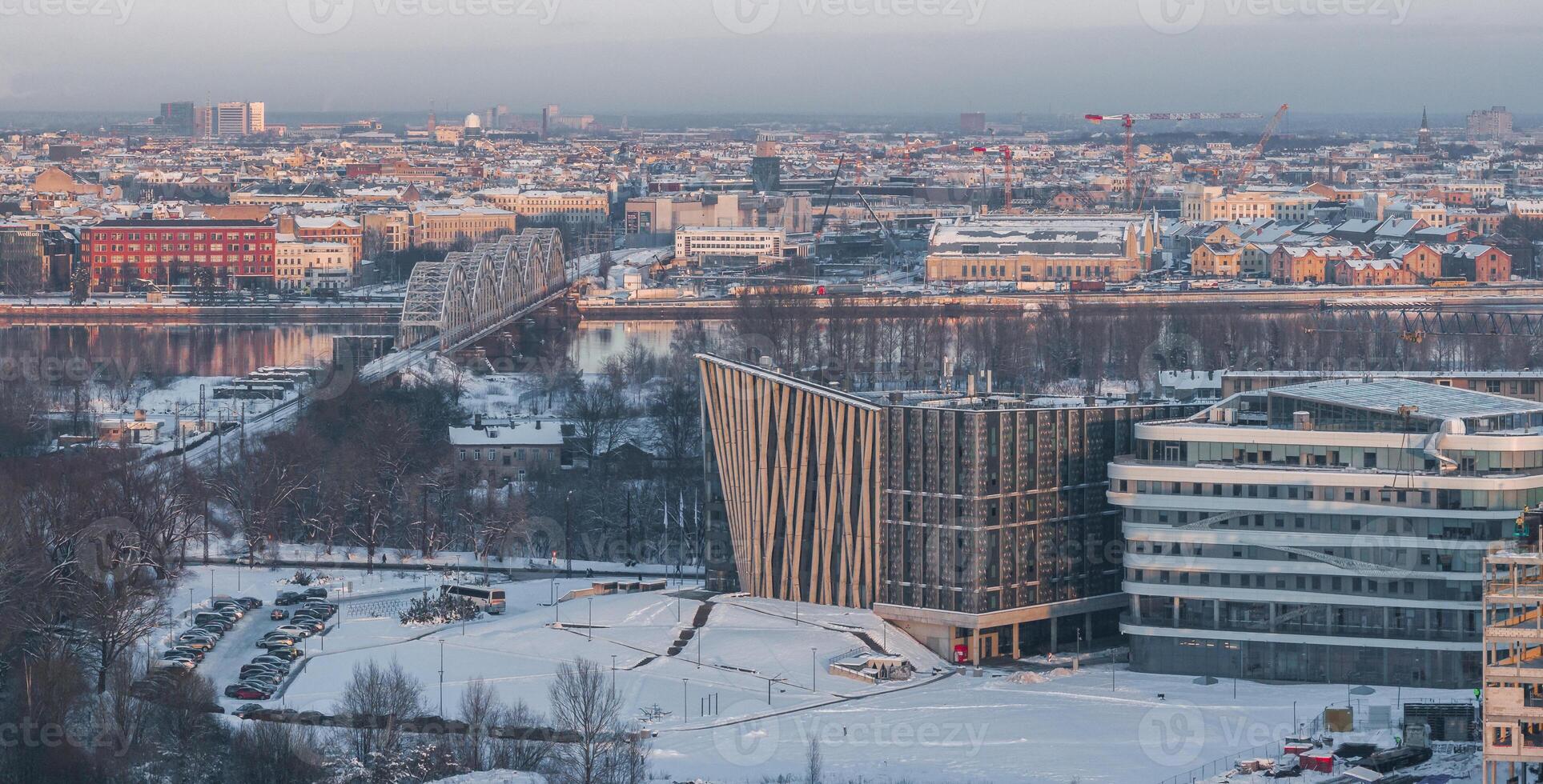 hermosa invierno día en riga. foto