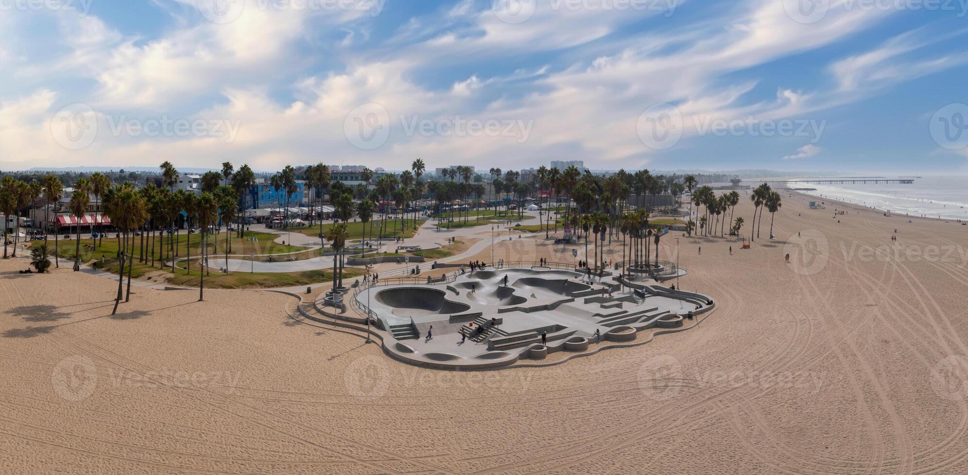 patinar tablero parque en Venecia playa a atardecer, California, Estados Unidos foto