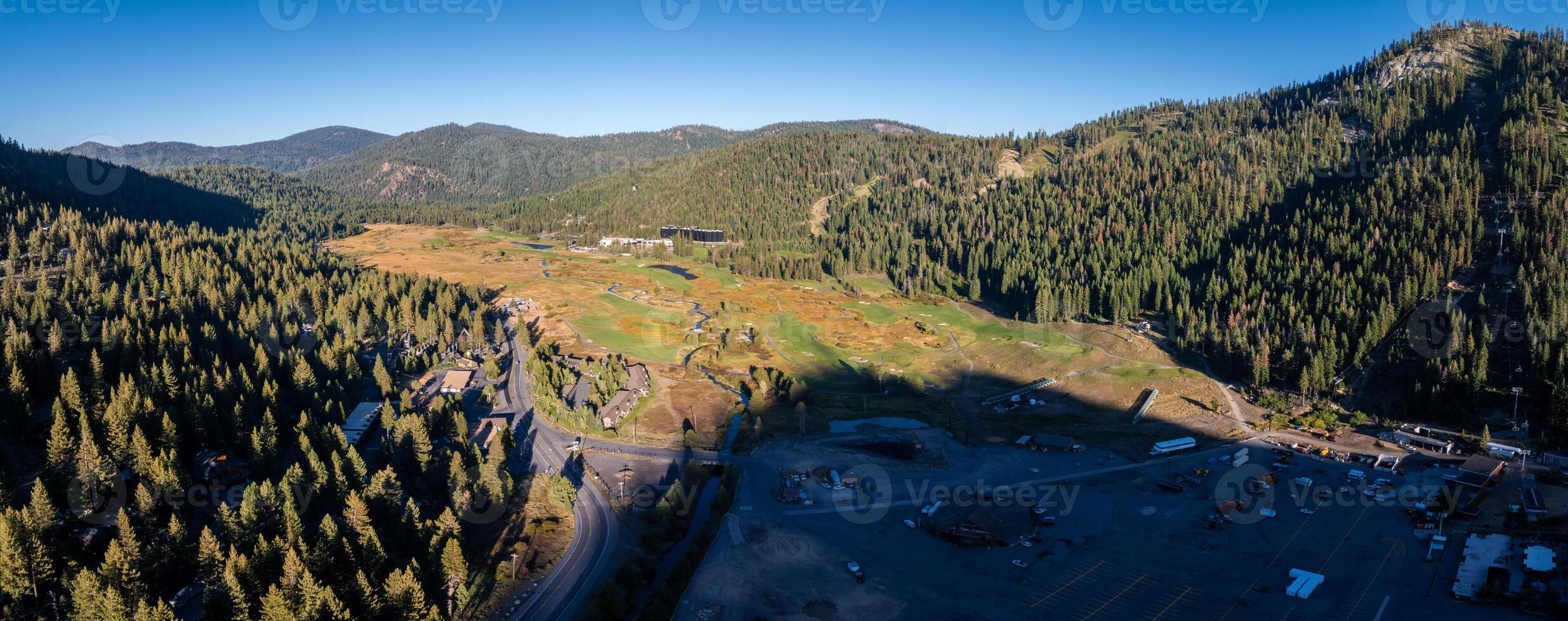 aéreo ver de el olímpico pueblo con montaña ver foto