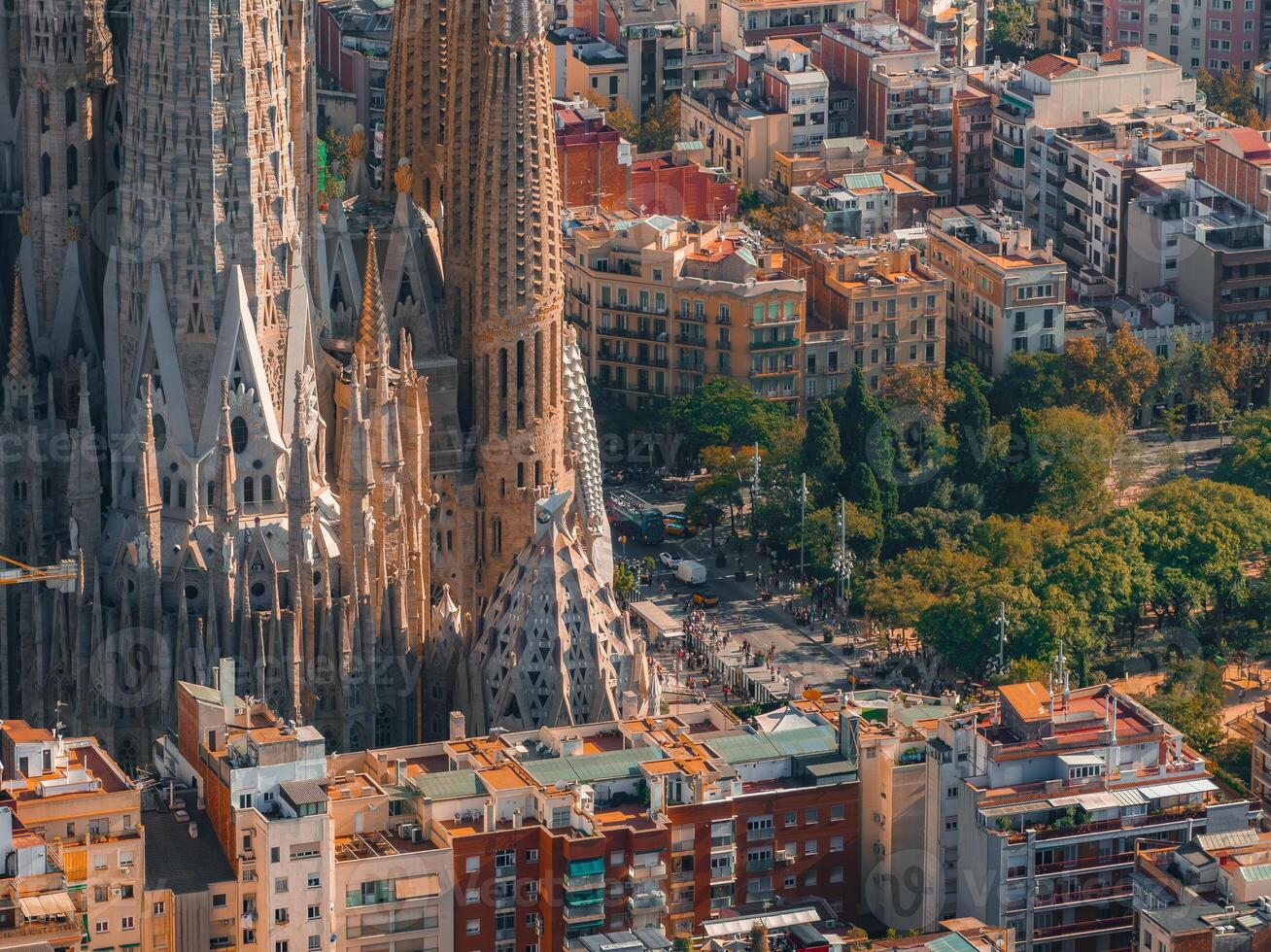 aéreo ver de Barcelona ciudad horizonte y sagrada familia catedral a puesta de sol foto