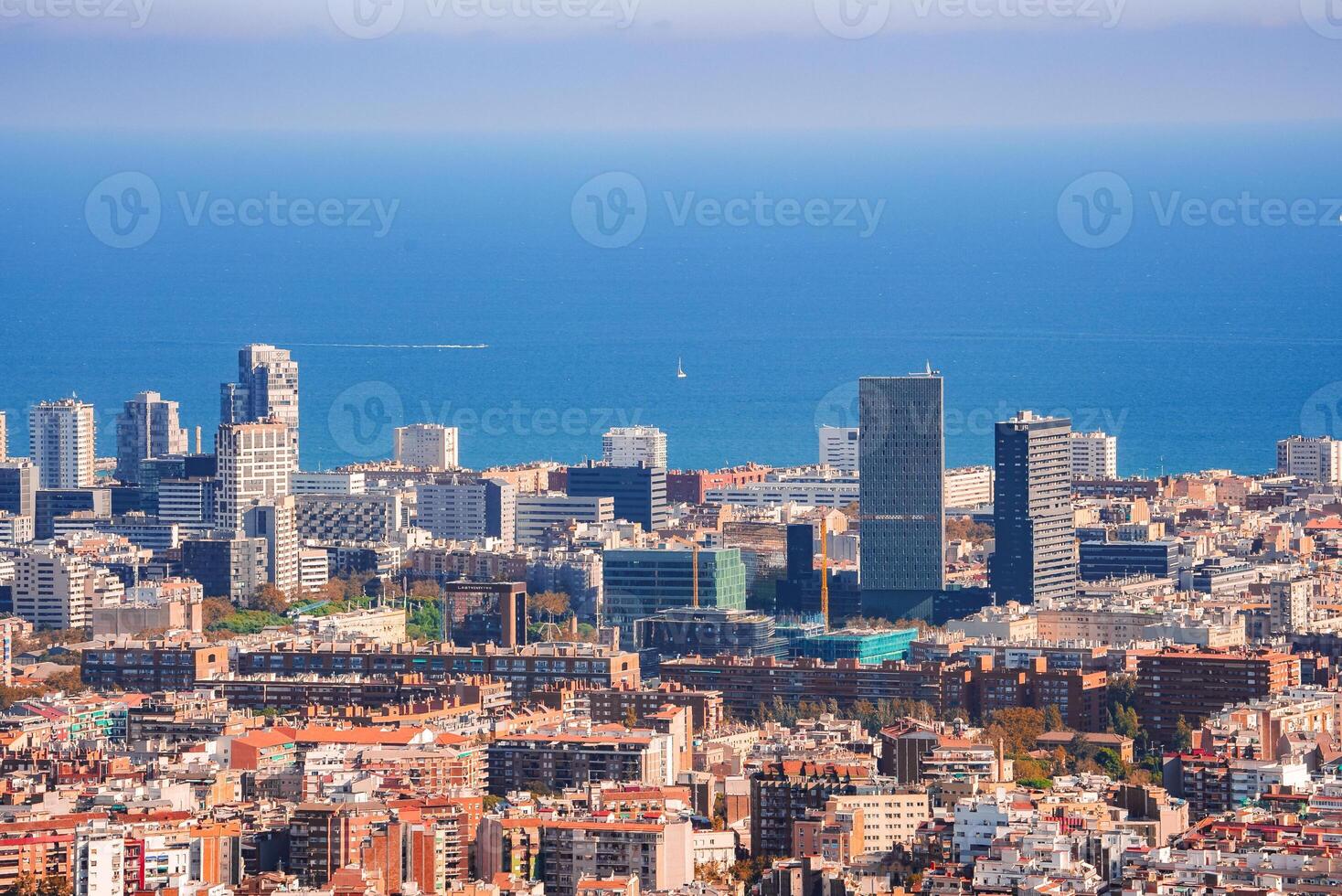 tiempo de día panorámico ver de de barcelona vasto urbano paisaje y el mar foto