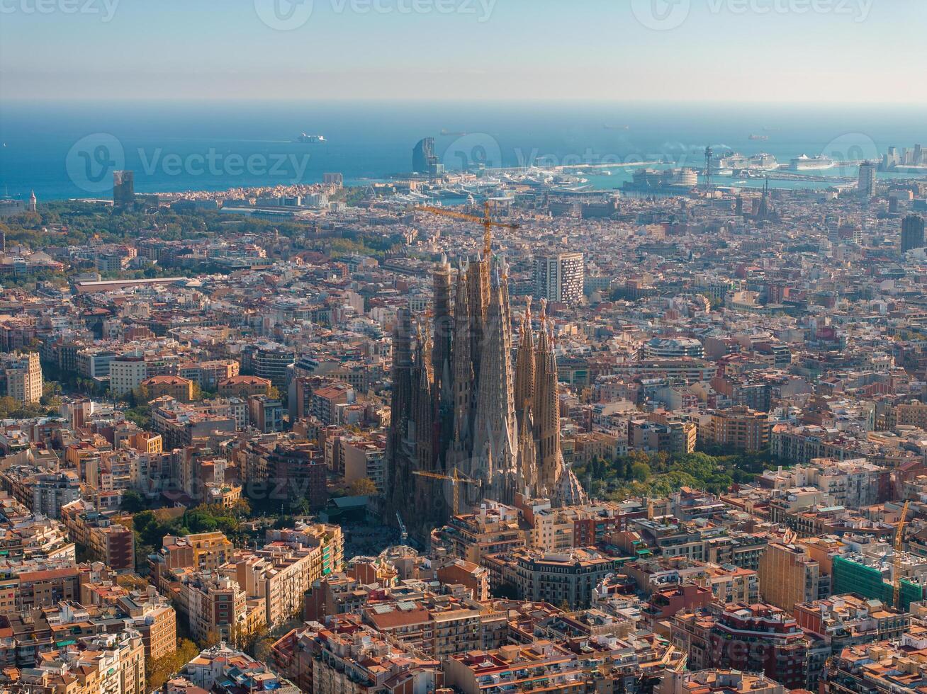 aéreo ver de Barcelona ciudad horizonte y sagrada familia catedral a puesta de sol foto