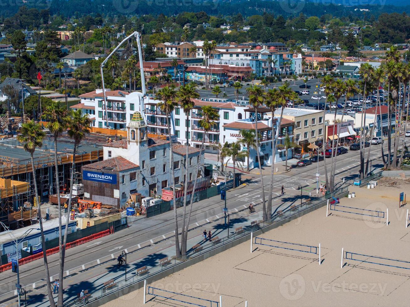 aéreo ver de el Papa Noel cruz playa pueblo en California. foto