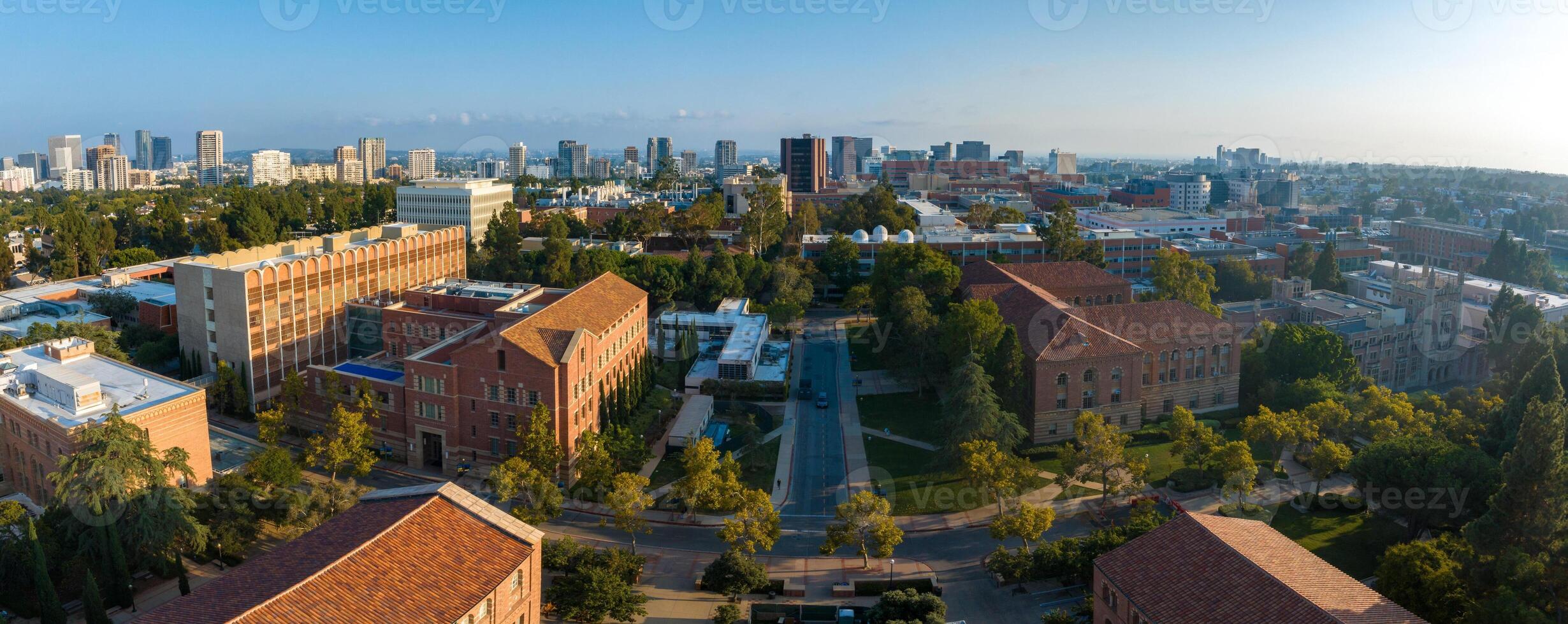 panorámico temprano Mañana ver de ucla instalaciones con histórico y moderno arquitectura en medio de urbano paisaje foto