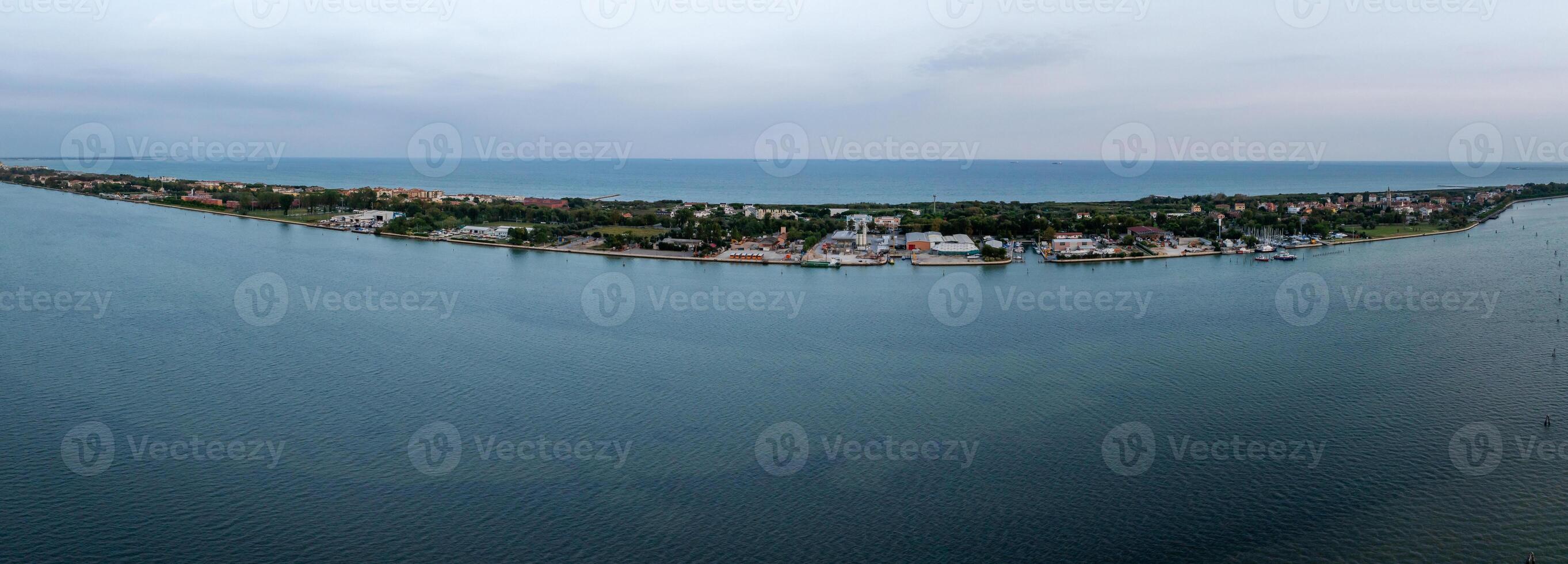 vista aérea de la isla de lido de venezia en venecia, italia. foto