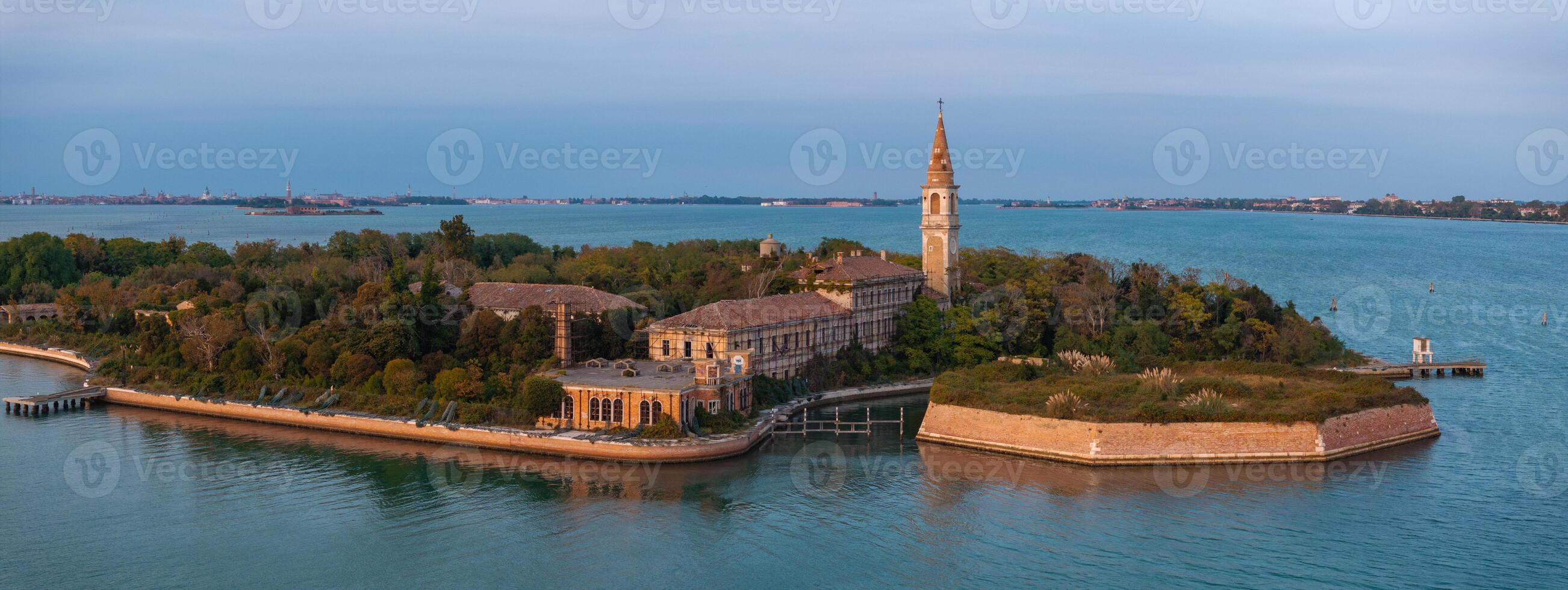 aéreo ver de el plagado fantasma isla de Poveglia en el veneciano laguna foto