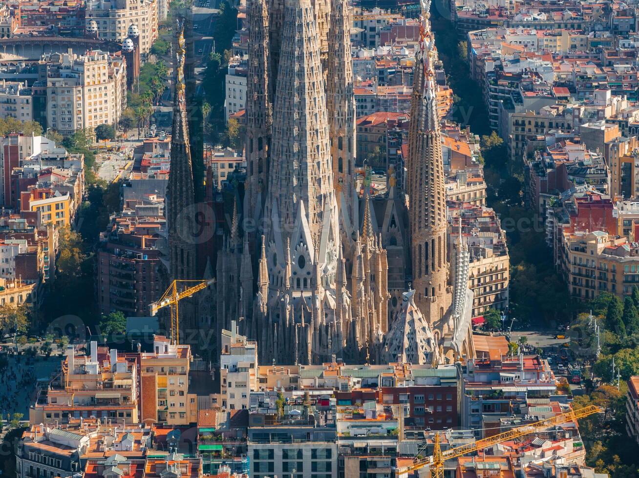 aéreo ver de Barcelona ciudad horizonte y sagrada familia catedral a puesta de sol foto
