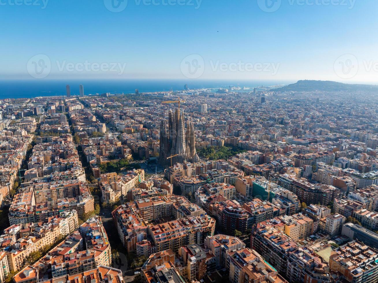 aéreo ver de Barcelona ciudad horizonte y sagrada familia catedral a puesta de sol foto