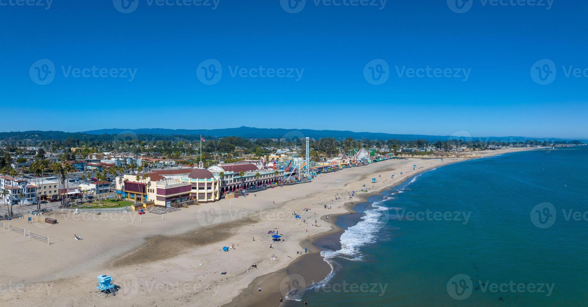 aéreo ver de el Papa Noel cruz playa pueblo en California. foto