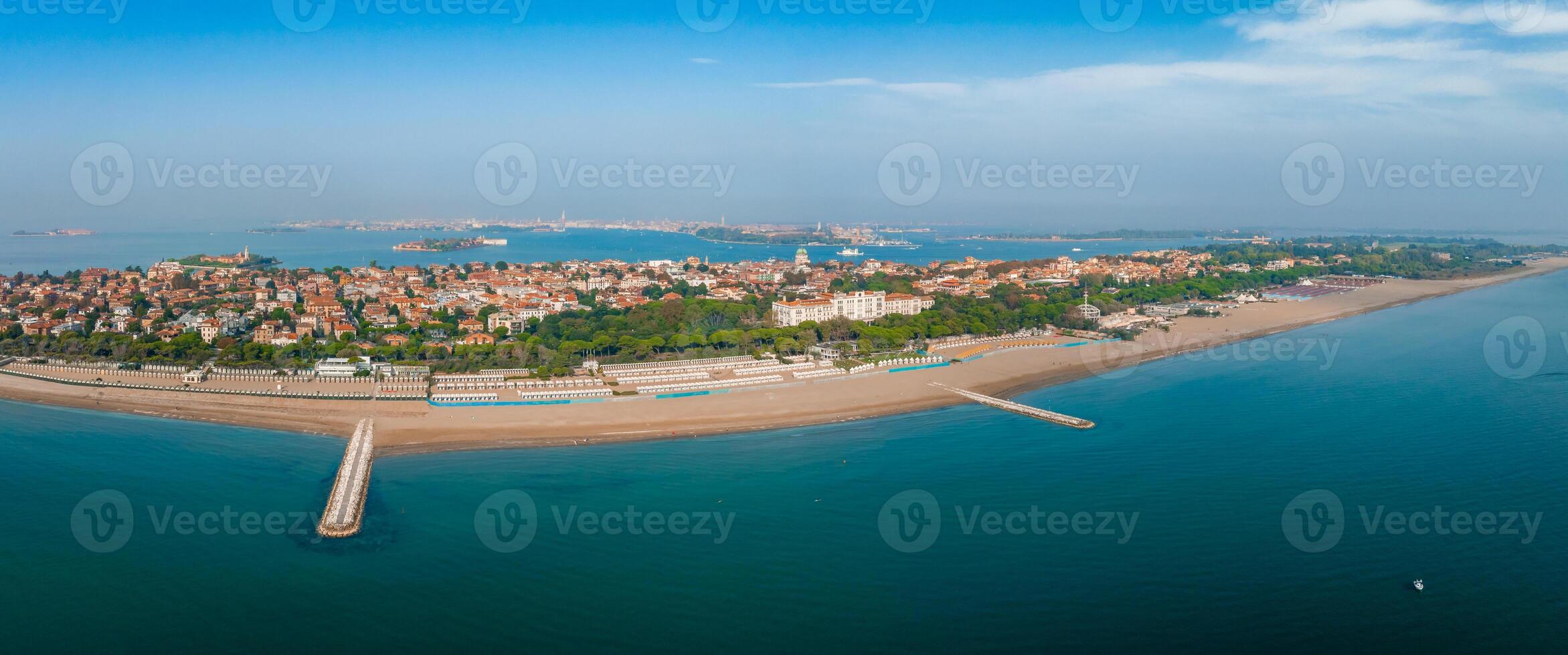 vista aérea de la isla de lido de venezia en venecia, italia. foto