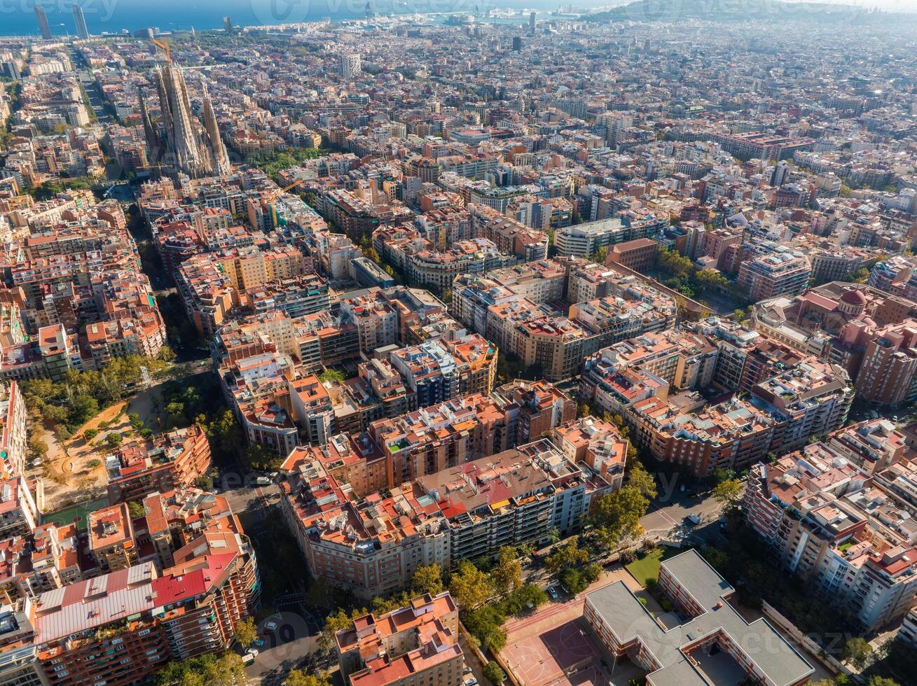 aéreo ver de Barcelona ciudad horizonte a puesta de sol. foto