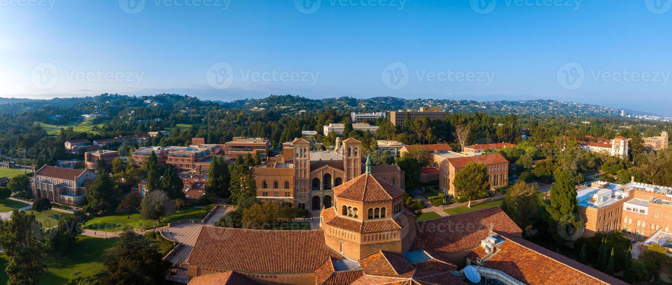 aéreo ver de sereno ucla instalaciones con gótico y moderno arquitectura en soleado día en madera del oeste, los angeles foto