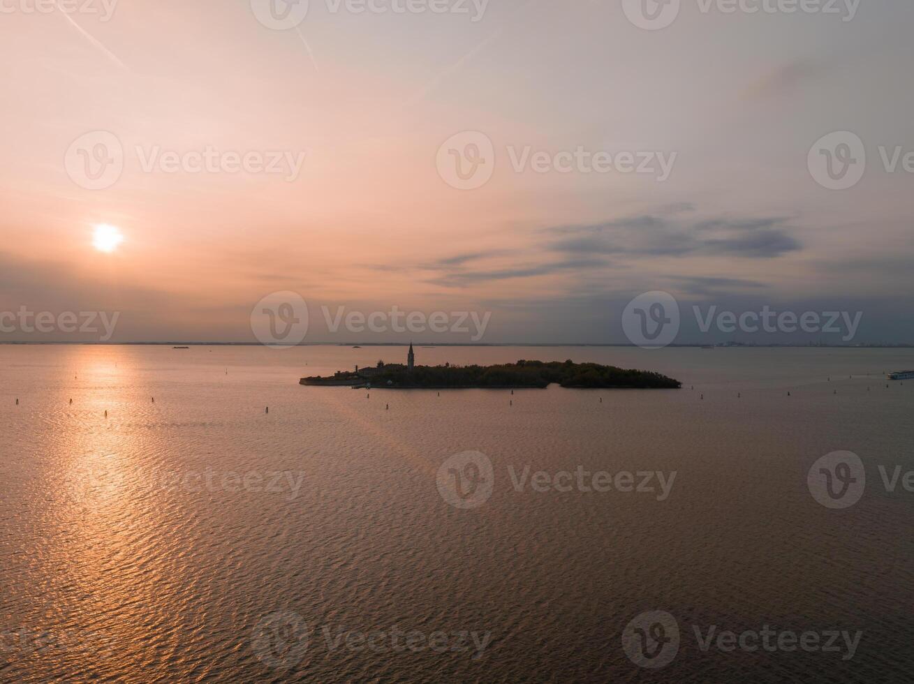 aéreo ver de el plagado fantasma isla de Poveglia en el veneciano laguna foto