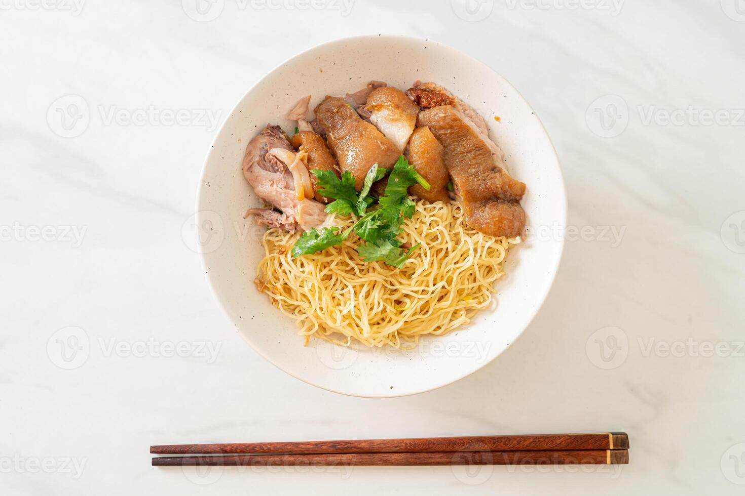 tazón de fideos de pierna de cerdo guisados secos foto