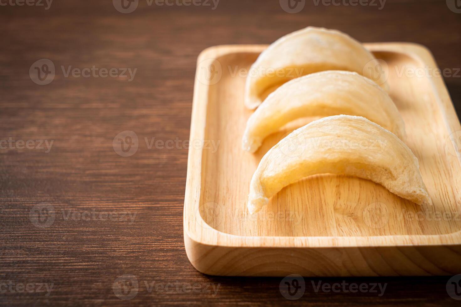 nido de pájaro comestible fresco o nido de golondrina materia prima cocina comida cara para una salud saludable foto