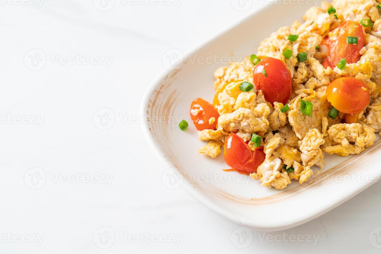 stir-fried tomatoes with egg on plate photo