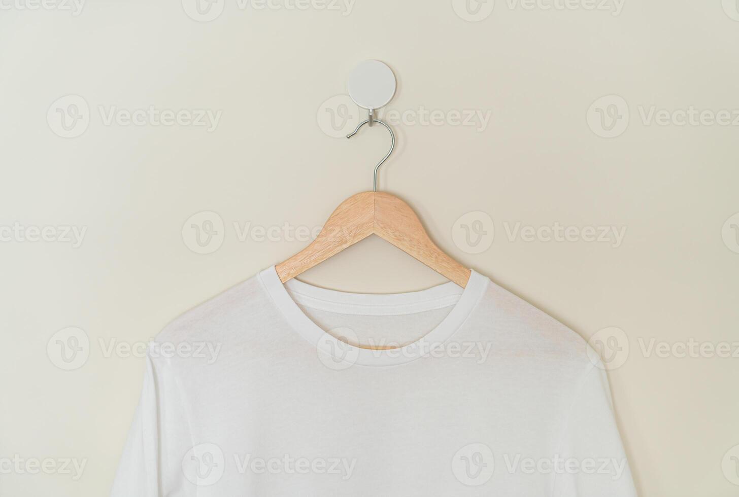 camiseta colgada con percha de madera foto