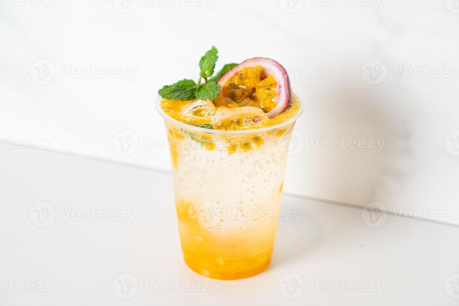 mojito de mango y maracuyá en vaso foto