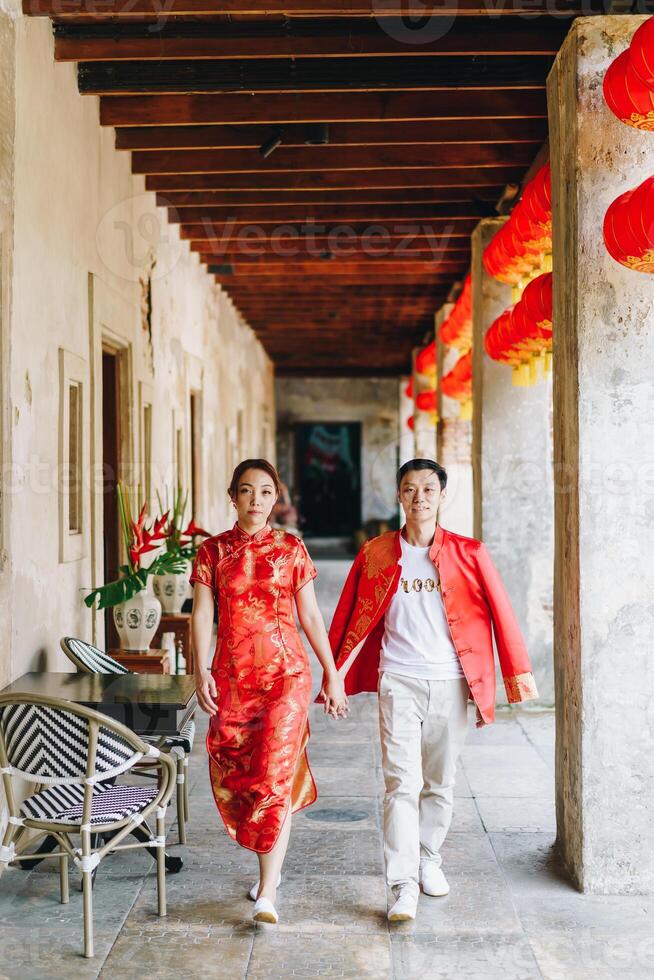 feliz joven pareja asiática en vestidos tradicionales chinos foto