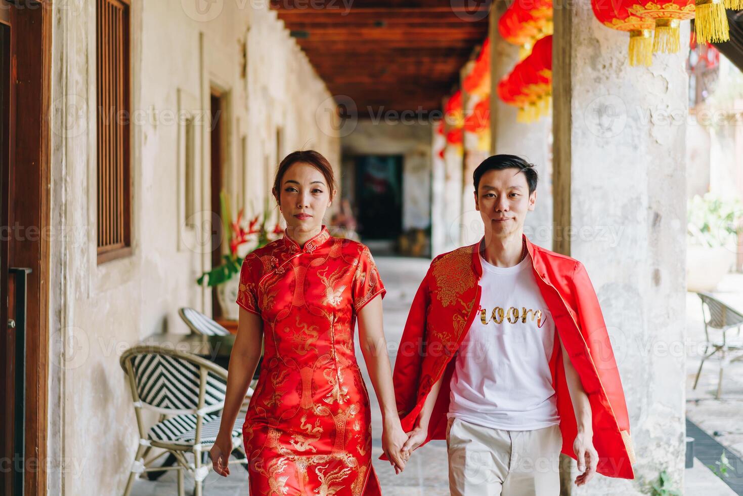 feliz joven pareja asiática en vestidos tradicionales chinos foto