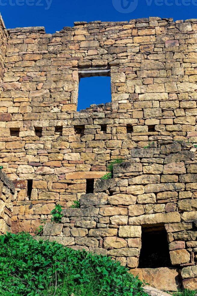 restos de Roca pared en contra el cielo en el antiguo abandonado pueblo de gamsutl foto
