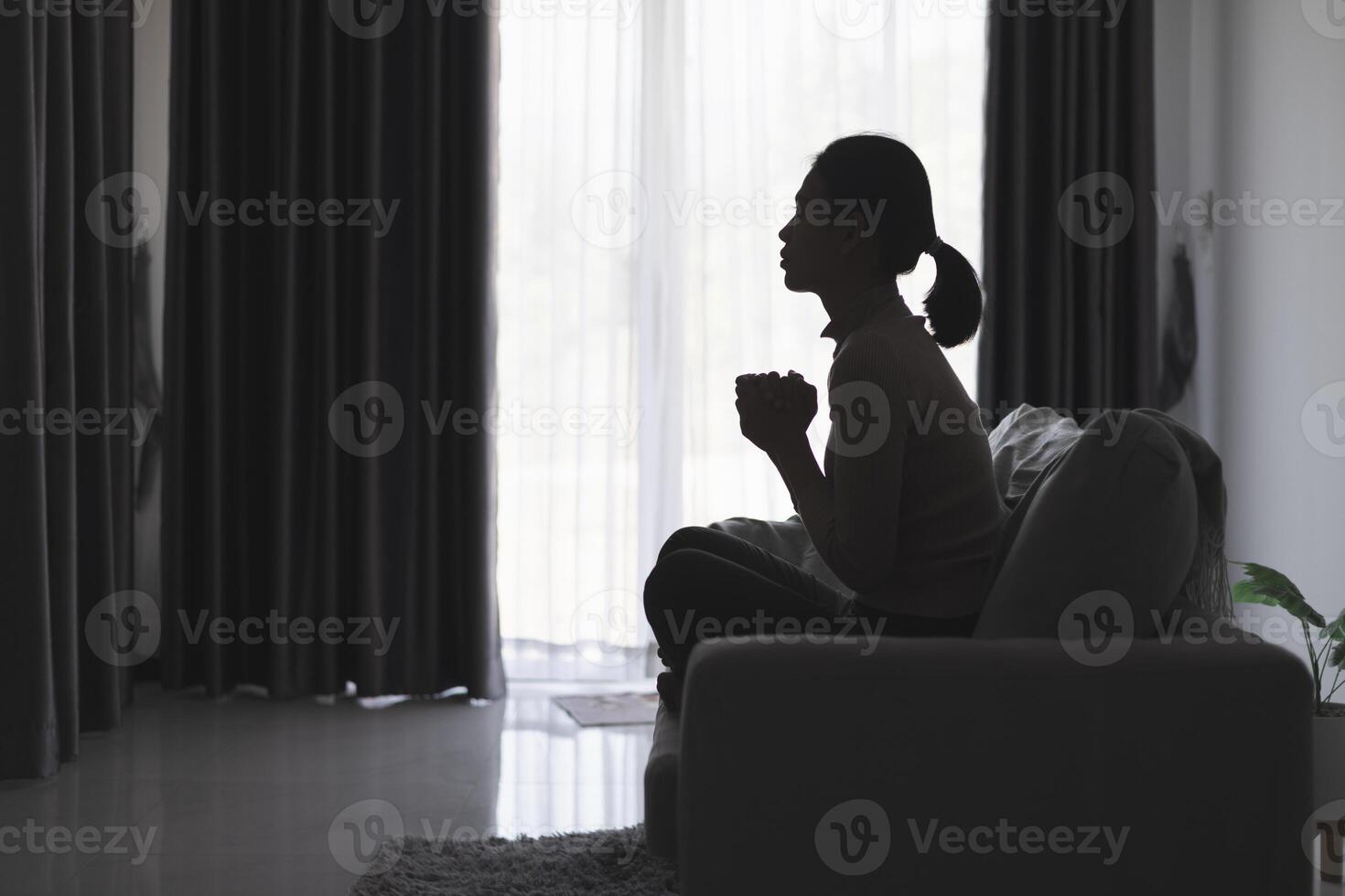 silueta de mujer Orando para gracias Dios Orando con su manos juntos a pensar de un amoroso dios, nosotros alabanza Dios con ligero llamarada en el verde naturaleza. foto