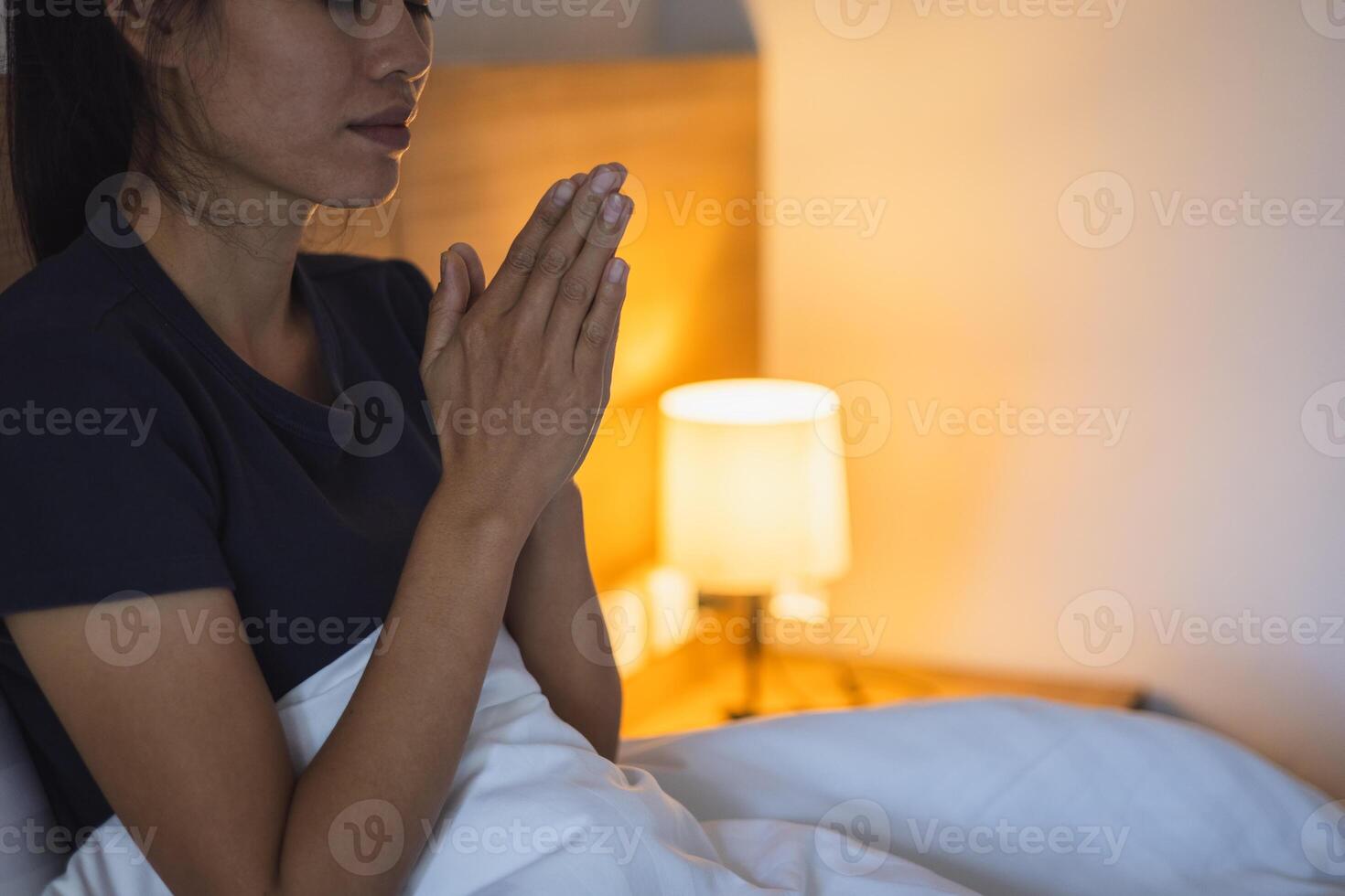 una mujer dobló sus manos, orando por bendiciones y orando a dios. orando por creencias espirituales. el poder de la esperanza o el amor y la lealtad. fe en la bondad. foto