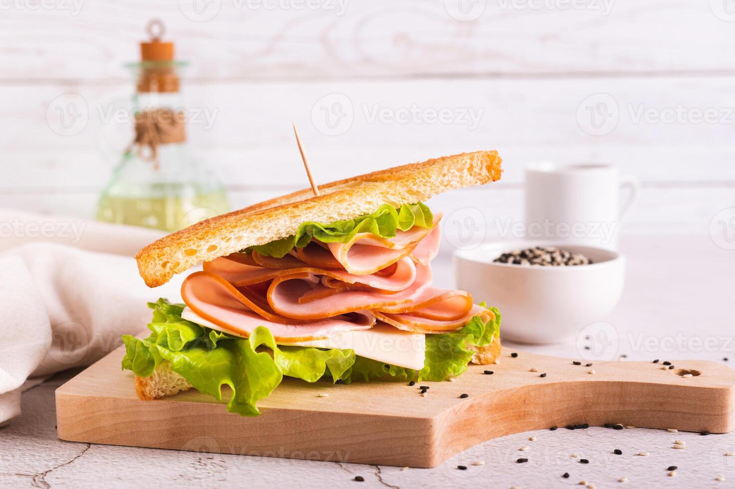 emparedado con jamón, queso y cebolla en un de madera tablero en el mesa foto