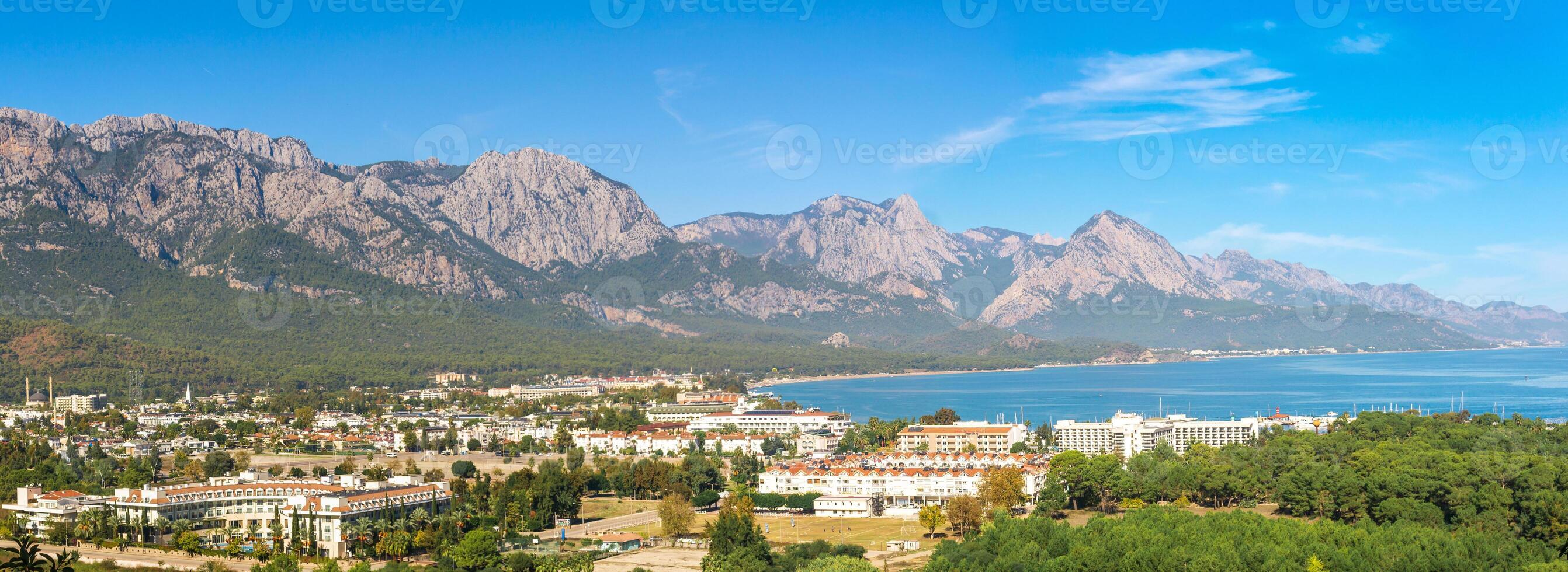 aéreo ver y panorama de el pueblo kemer en contra el fondo de un montaña rango en el del Sur costa de Turquía foto