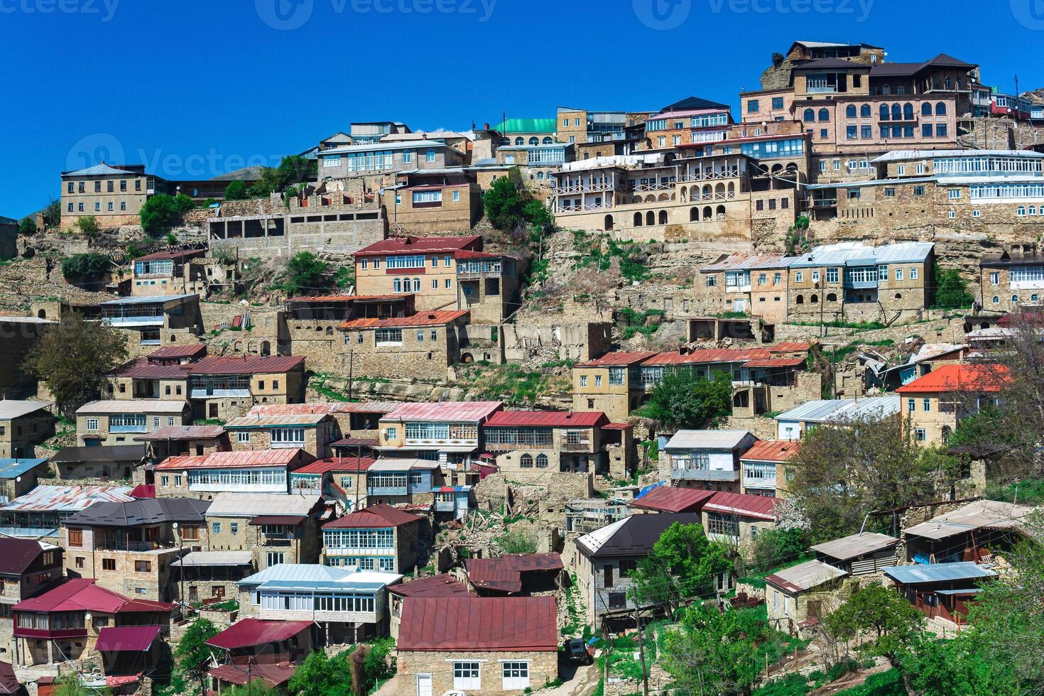casas en un rocoso Pendiente en el montaña pueblo de chokh en daguestán foto