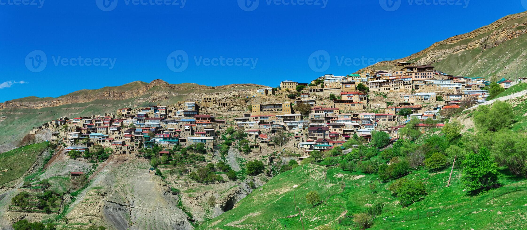 panorama de el todo antiguo montaña pueblo chokh en un rocoso Pendiente en daguestán foto