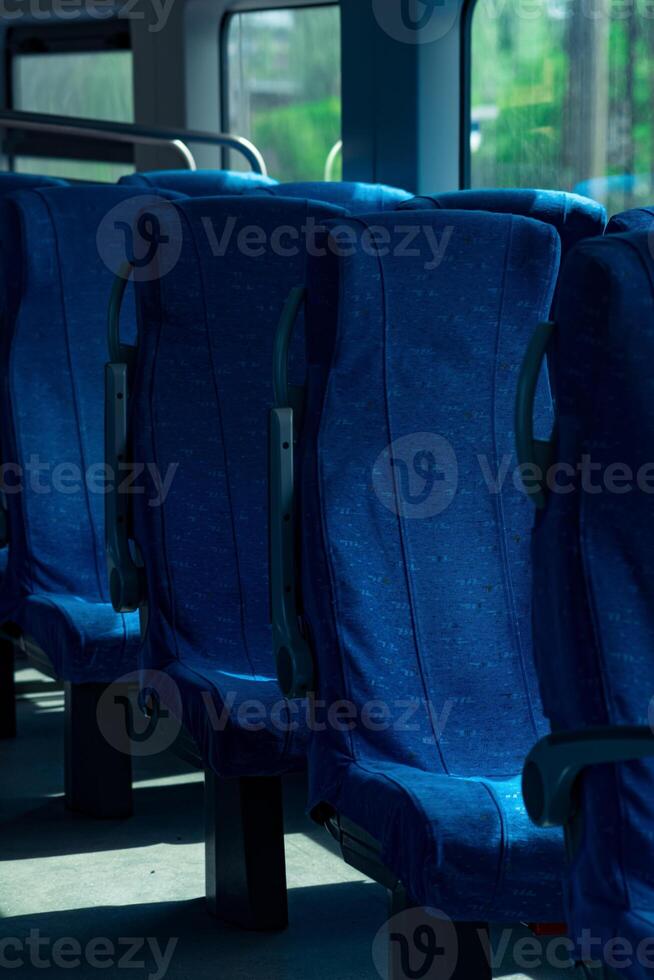 interior de viajero diario al trabajo pasajero tren coche foto