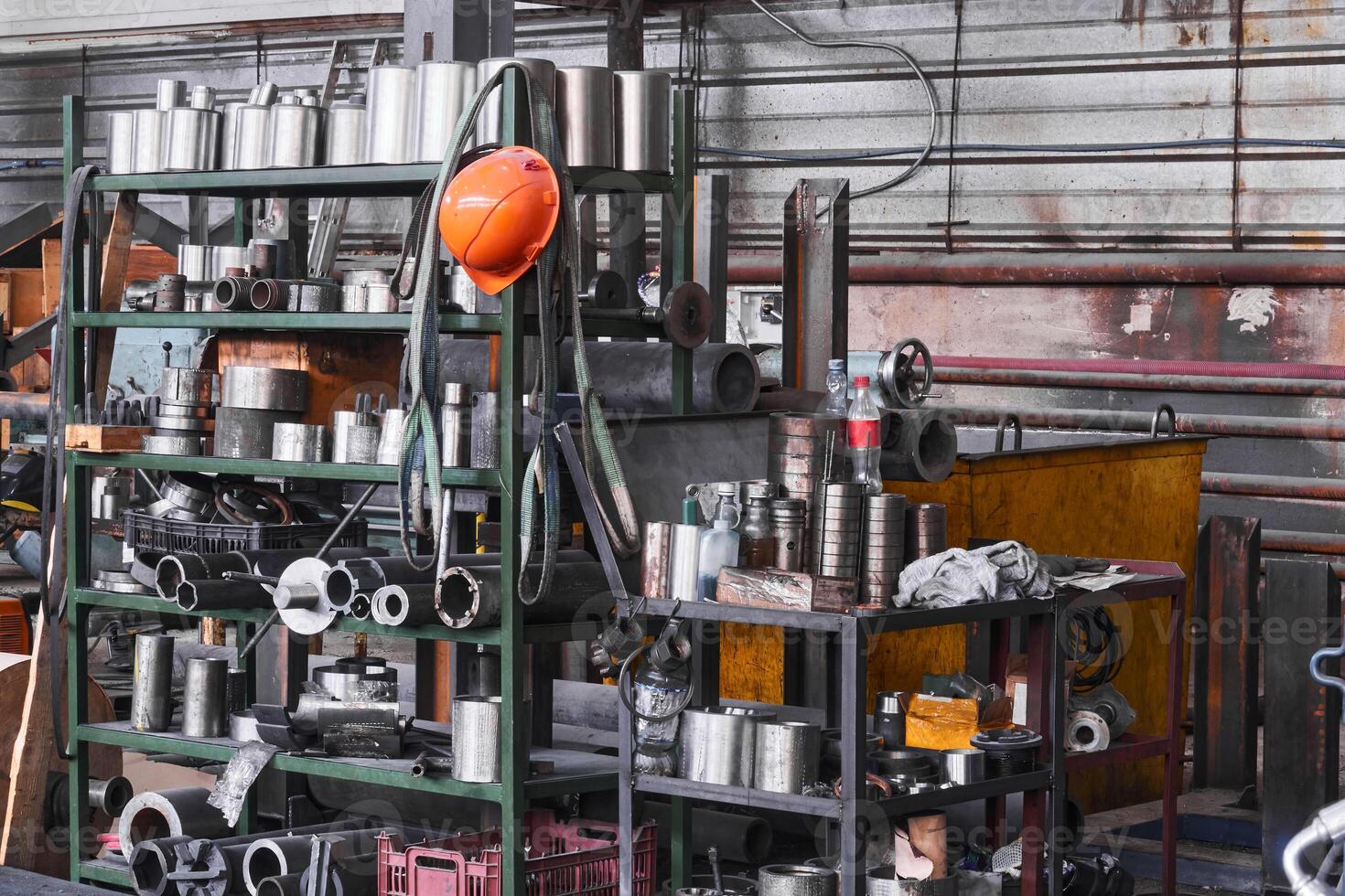 fragmento de industrial interior con un almacenamiento de metal productos y herramientas en el taller foto