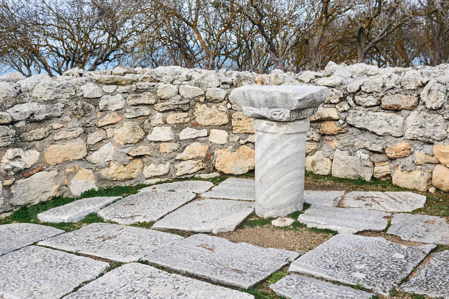 cristiano altar hecho desde un pagano templo columna en el restos de un antiguo Iglesia foto