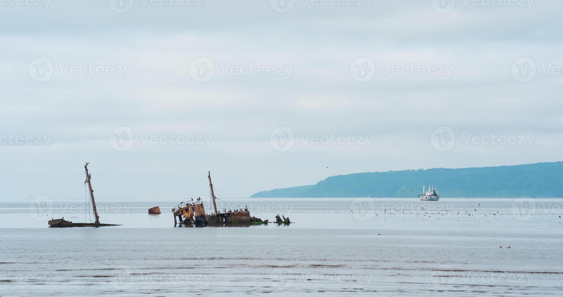 marina con un naufragio en el primer plano y un pequeño pescar buque a mar en el antecedentes foto