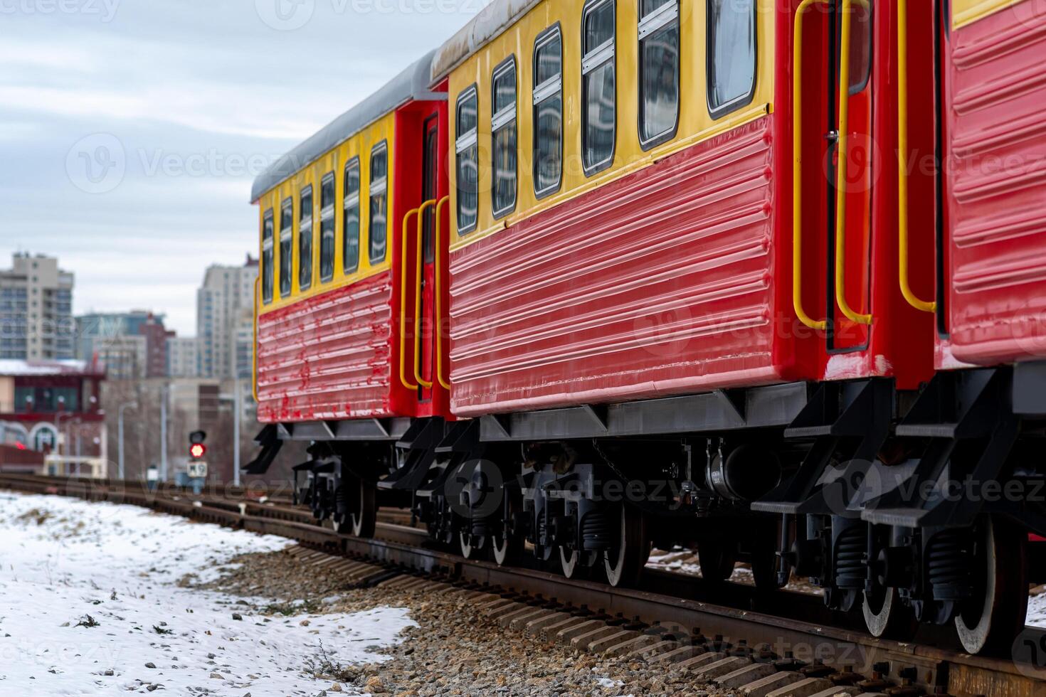 pasajero tren en un estrecho calibre ferrocarril en contra el antecedentes de el ciudad foto