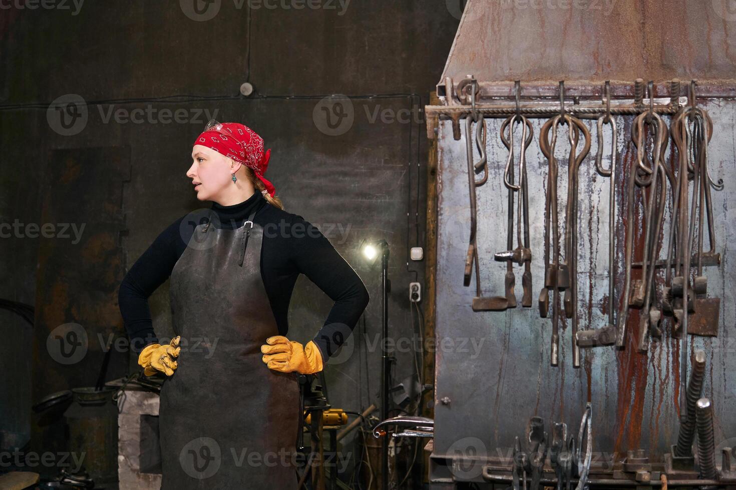 mujer herrero metal artista en su fragua foto