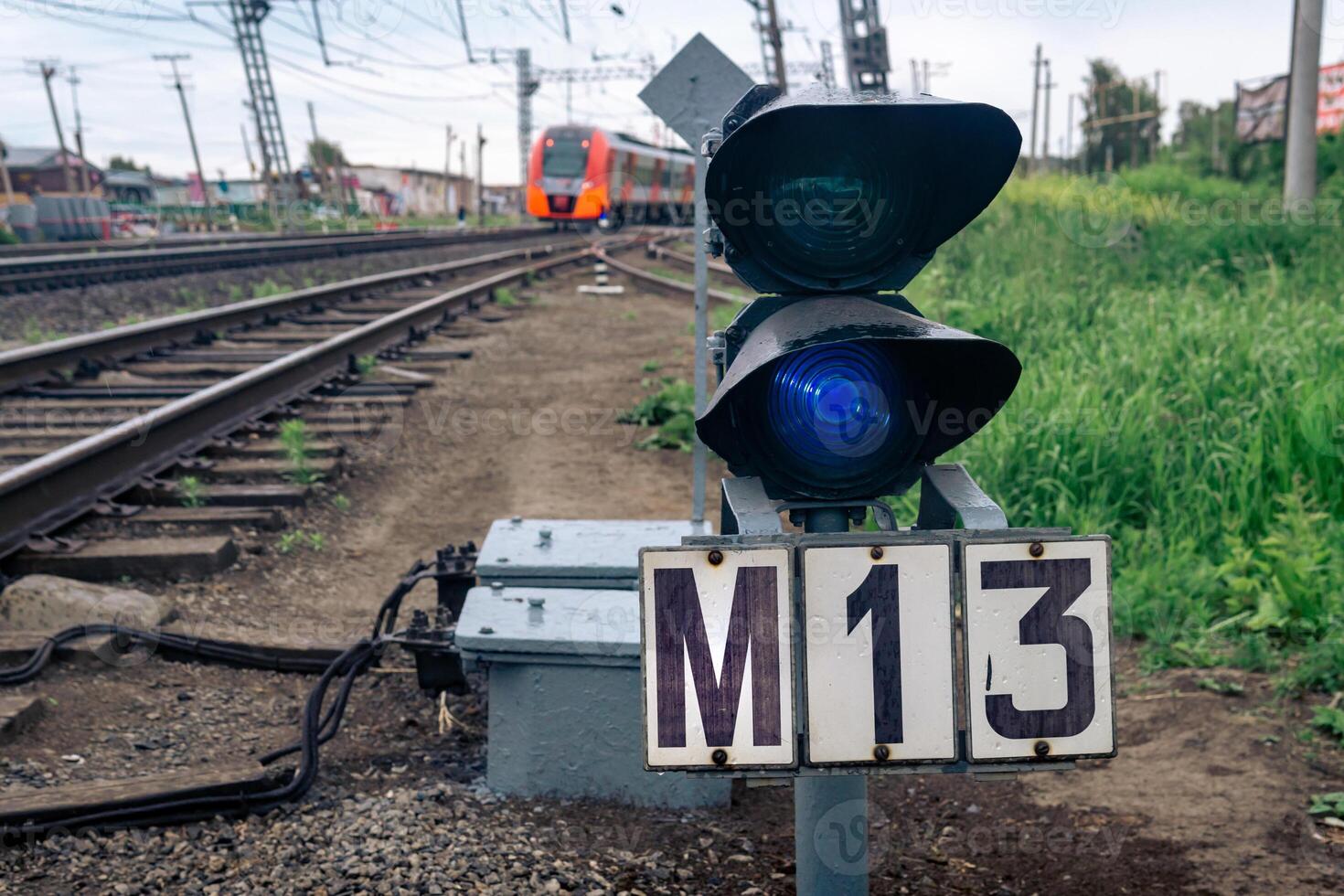 enano ferrocarril señal en el ferrocarril cambiar es brillante azul foto