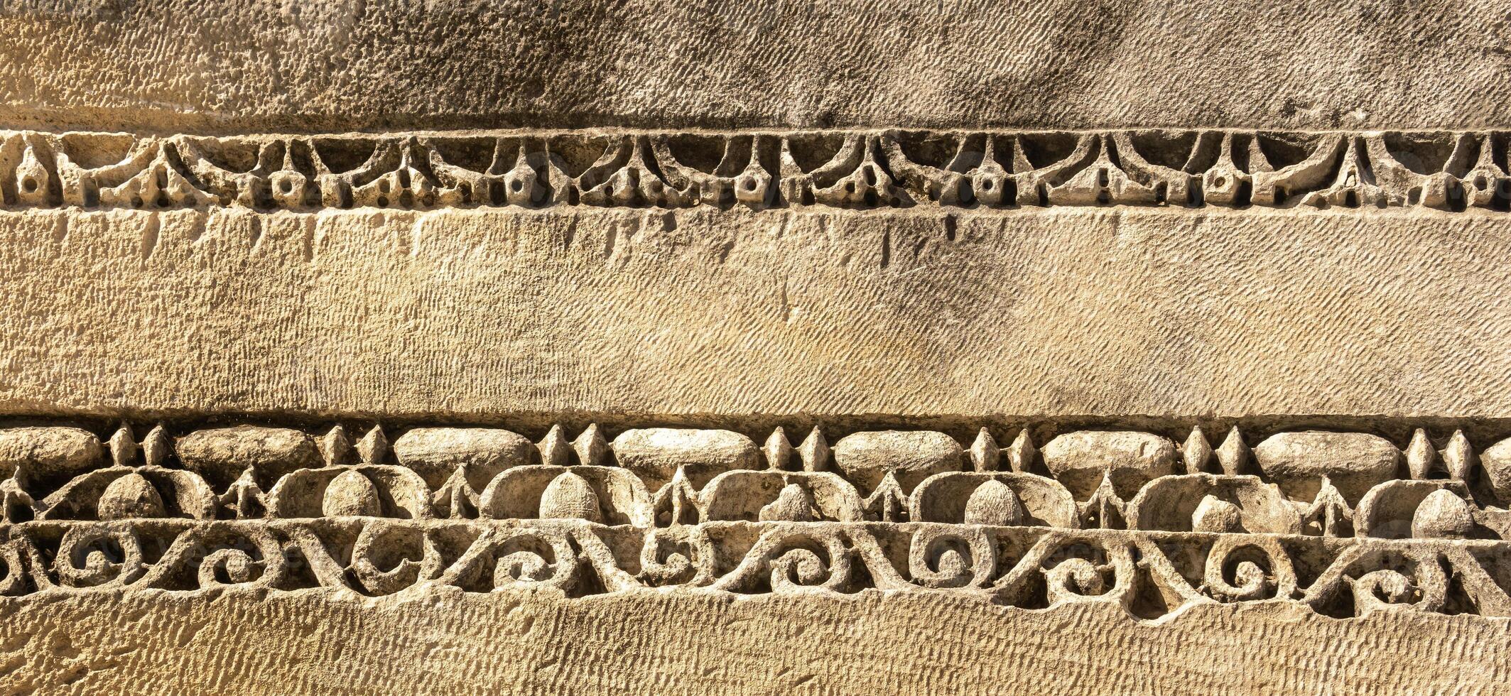 antiguo resistido ornamento en el restos de un edificio en el antiguo ciudad de mira, Turquía foto