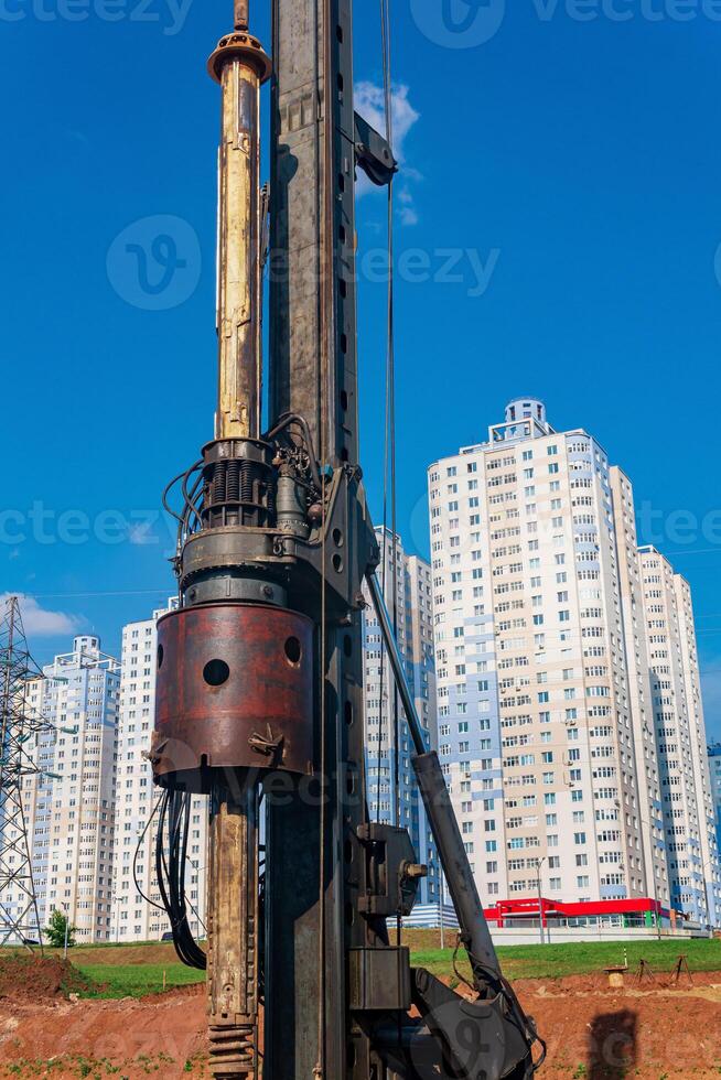 máquina para perforación profundo pila de algo en contra el fondo de residencial areas foto