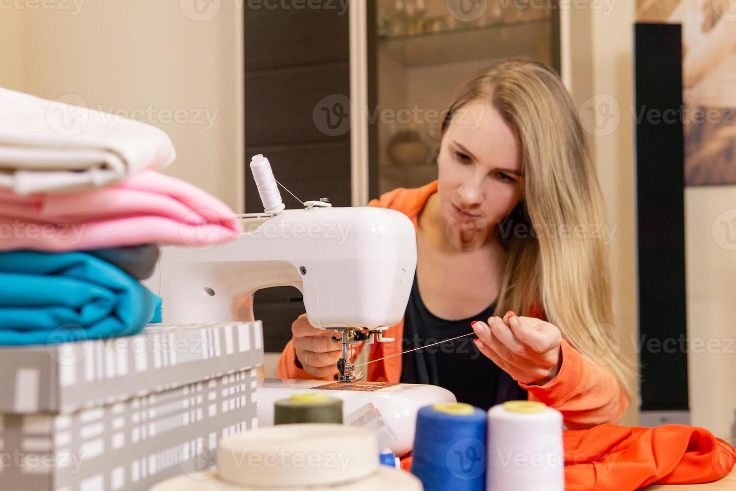 costurera enhebrar el aguja de un de coser máquina foto