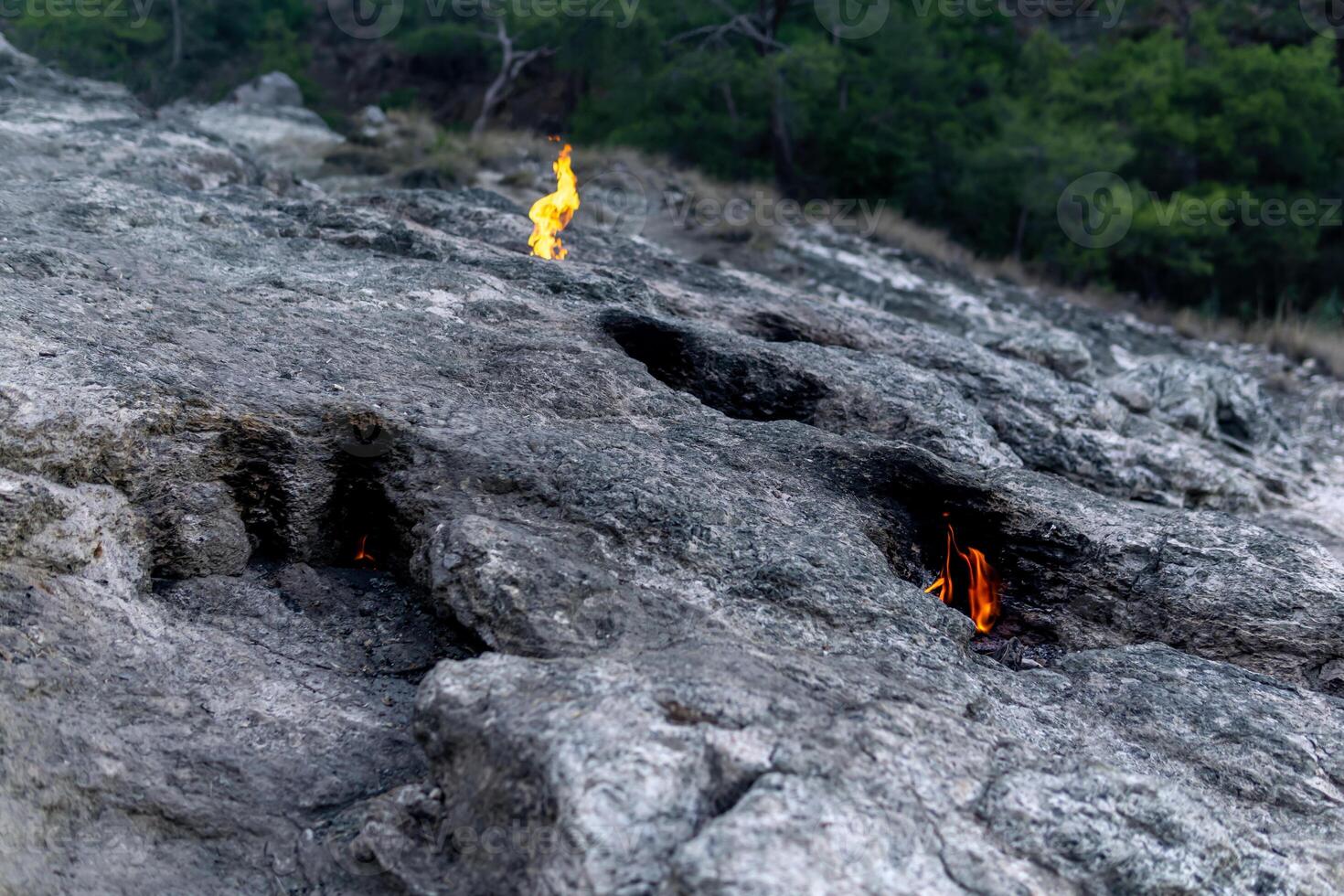 constantemente ardiente fuego a el sitio de un natural gas emisión en montar quimera yanartas, Turquía foto