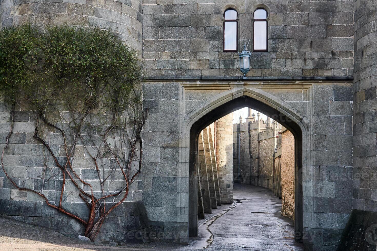 fragmento de un pared con arco de de el Diecinueveavo siglo palacio en contar vorontsov en alupka, Crimea foto