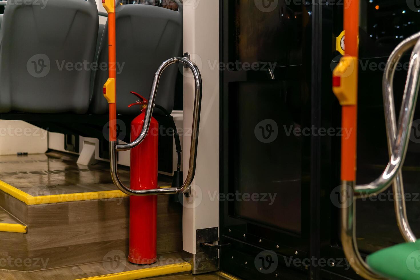 interior elementos de público transporte en un borroso antecedentes foto