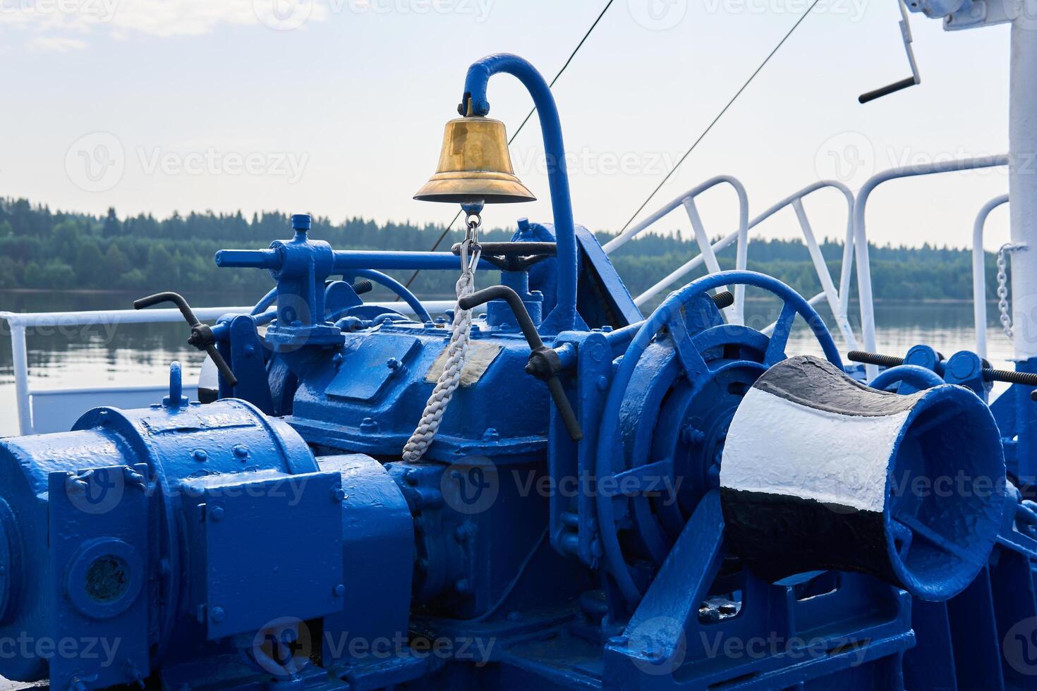 campana, cabrestante y otro mecanismos, pintado azul, en el cubierta de proa de el río barco, de cerca foto